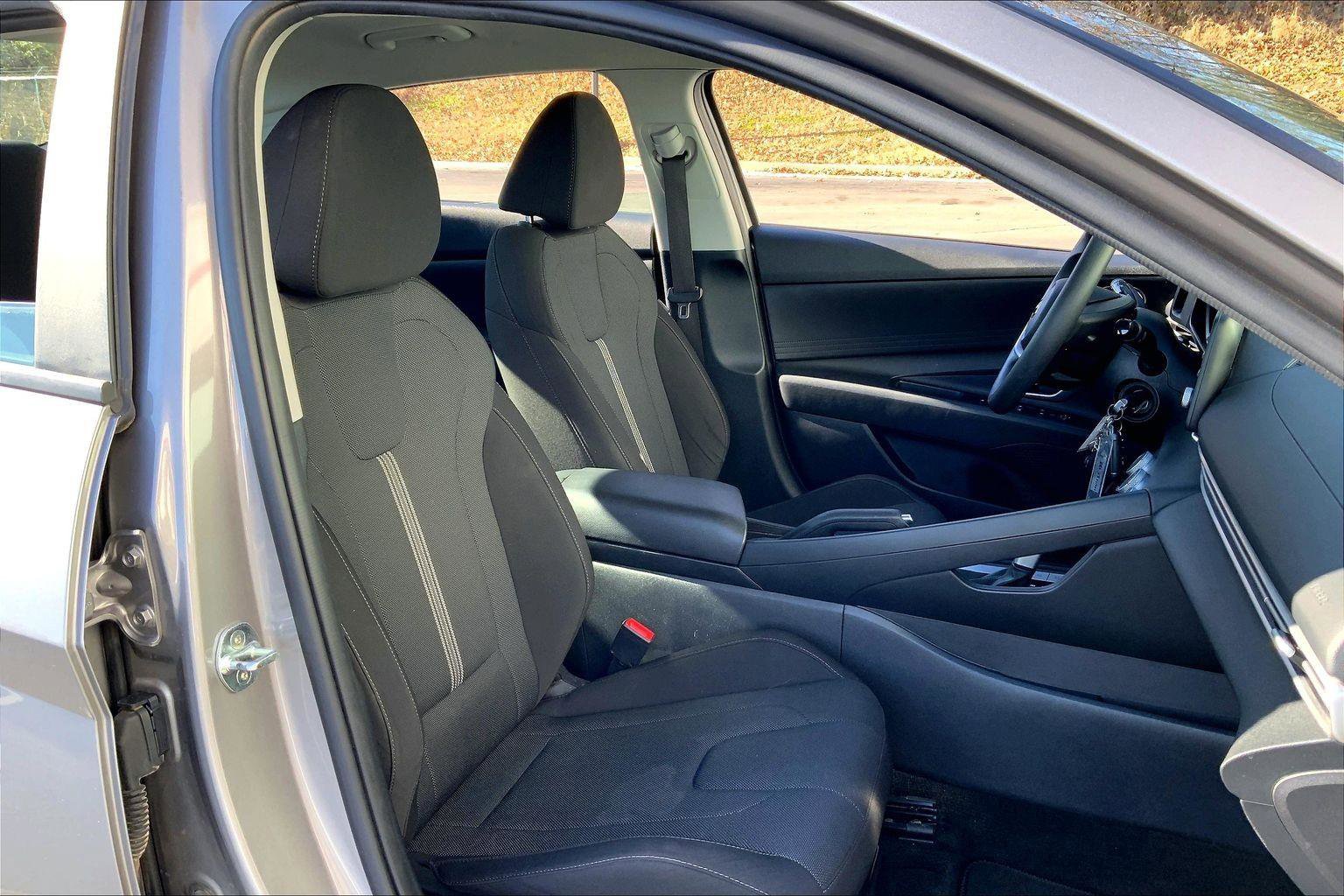 Used 2022 Hyundai Elantra SE w/ Cargo Package image 7