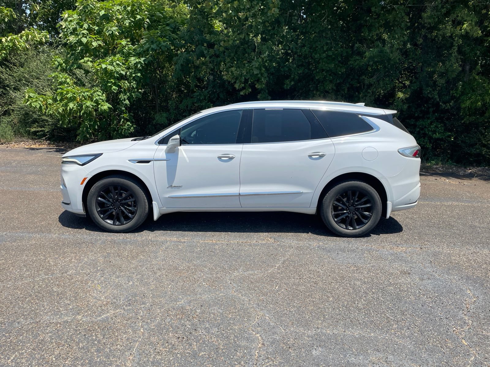 Used 2022 Buick Enclave Avenir w/ Avenir Technology Package FWD image 2