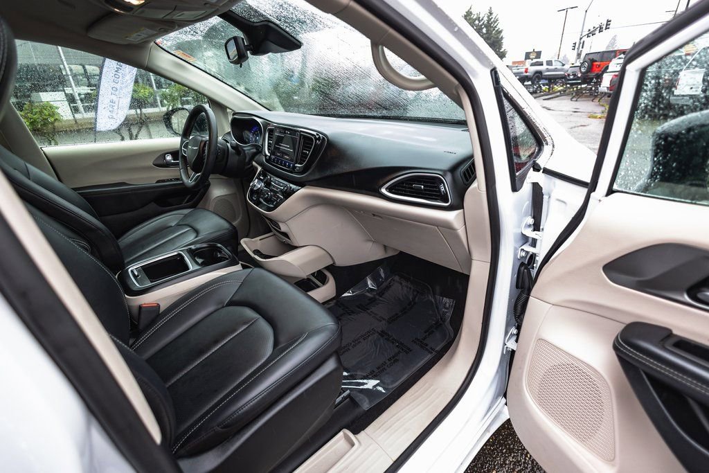 Used 2024 Chrysler Pacifica Touring-L image 32