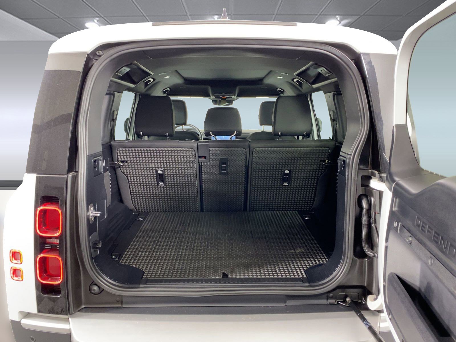 Used 2025 Land Rover Defender 110 S image 27