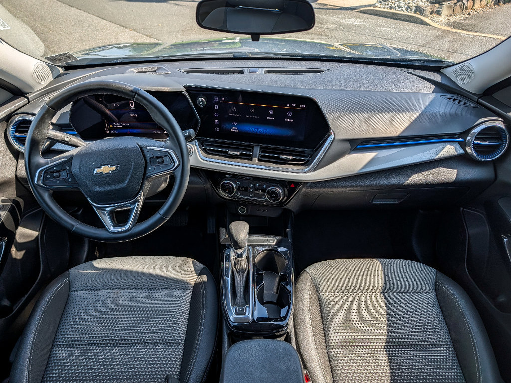 Used 2025 Chevrolet Trax LT w/ LT Convenience Package FWD image 24