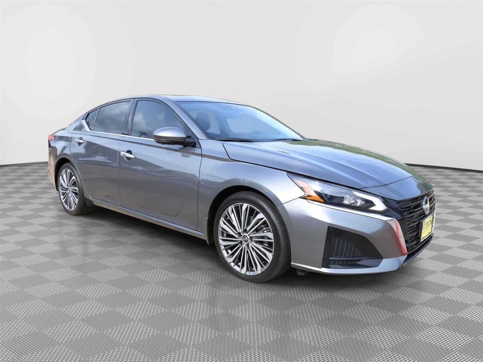 Used 2025 Nissan Altima 2.5 SR w/ SR Premium Package FWD image 2