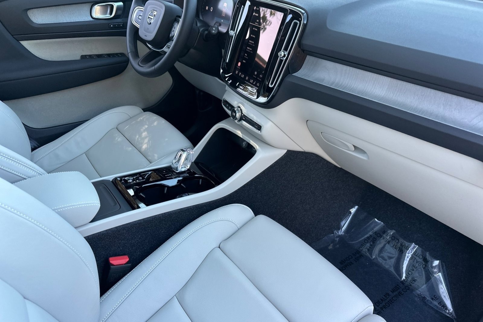 New 2026 Volvo XC40 B5 Plus w/ Protection Package Premier image 18