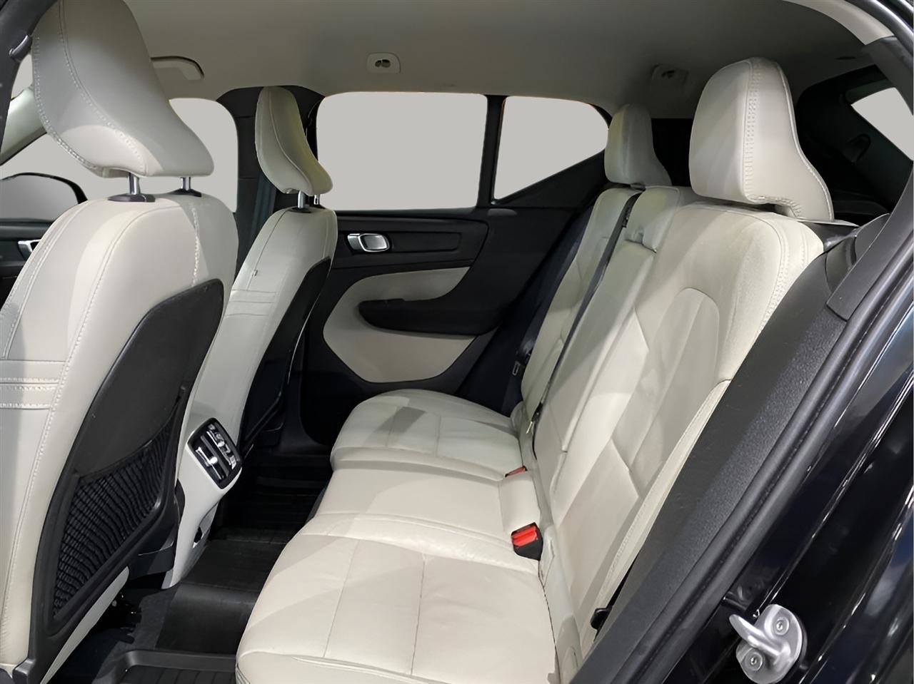 Used 2022 Volvo XC40 T5 Momentum image 13