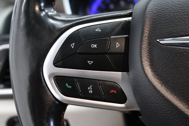 Used 2019 Chrysler Pacifica Touring-L FWD image 16