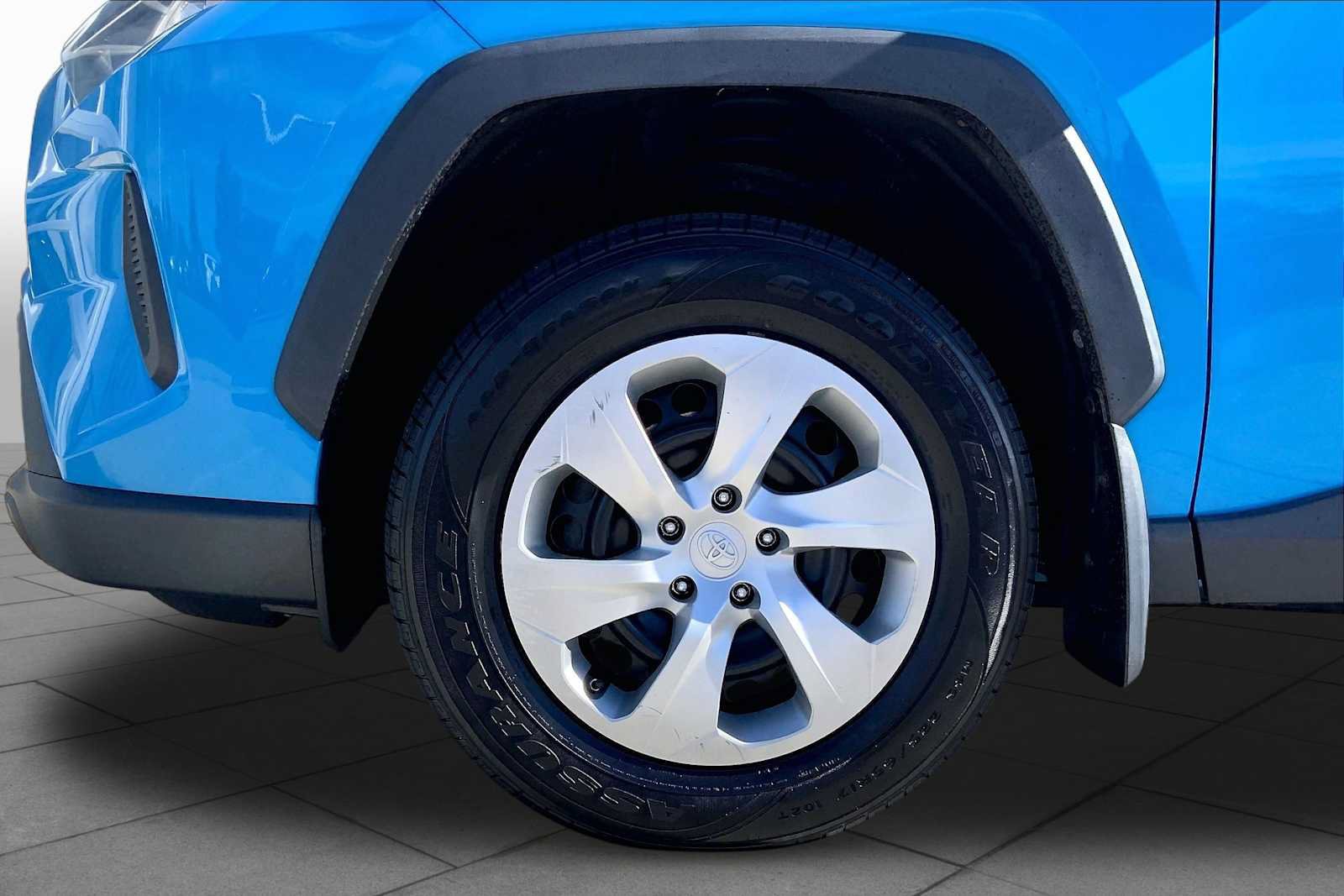 Used 2020 Toyota RAV4 LE AWD/4WD image 11