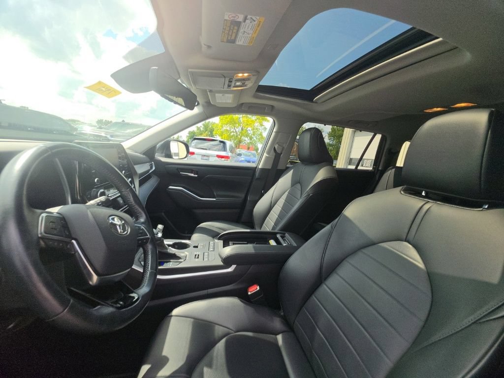 Used 2021 Toyota Highlander XLE AWD/4WD image 15