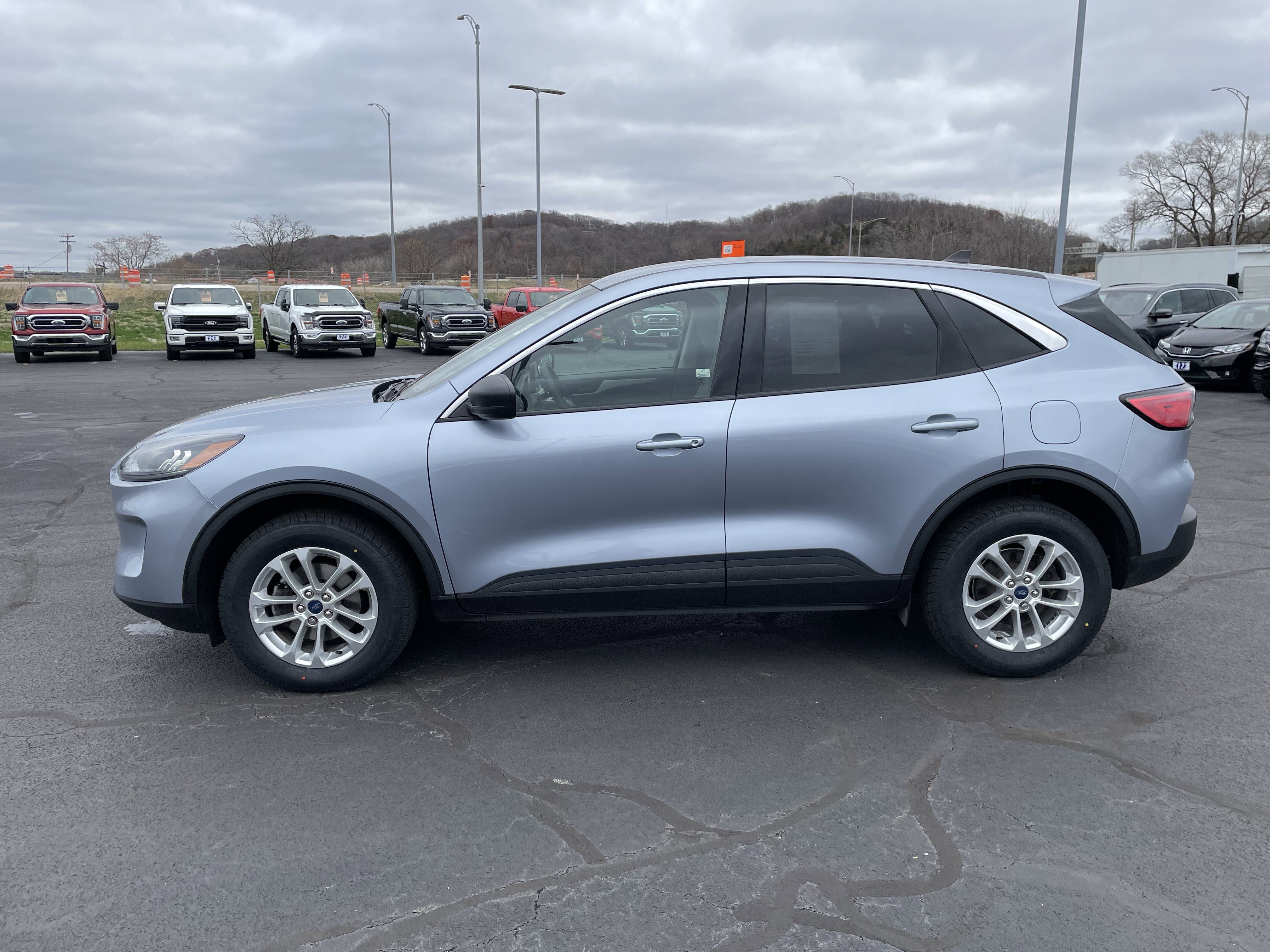 Used 2022 Ford Escape SE w/ Cold Weather Package image 2