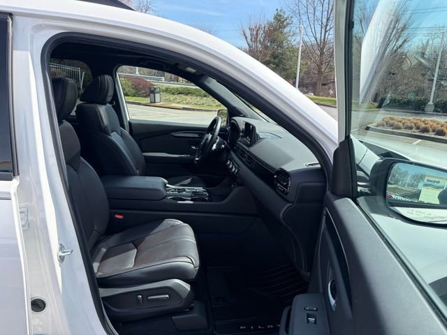 Certified 2025 Honda Pilot Black Edition image 30