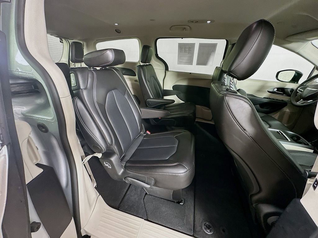 Certified 2024 Chrysler Pacifica Touring-L image 38