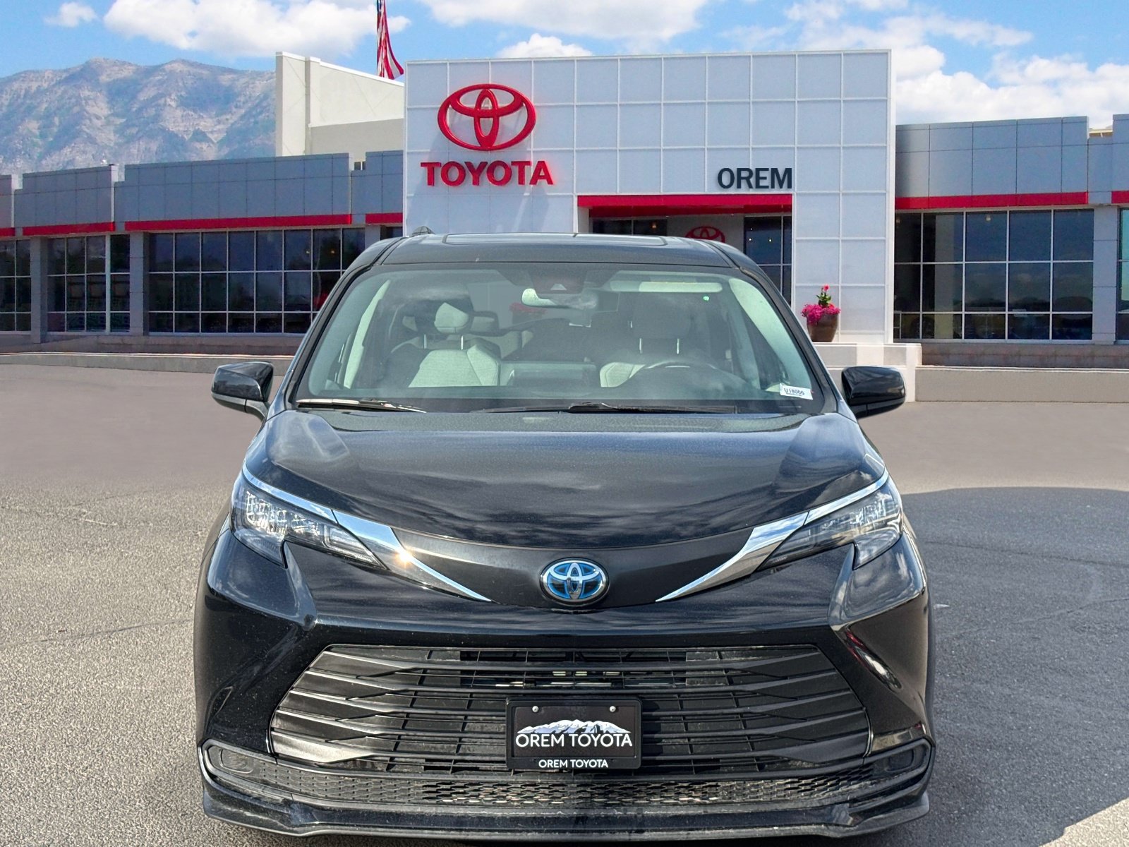 Used 2024 Toyota Sienna LE w/ LE Plus Package AWD/4WD image 2