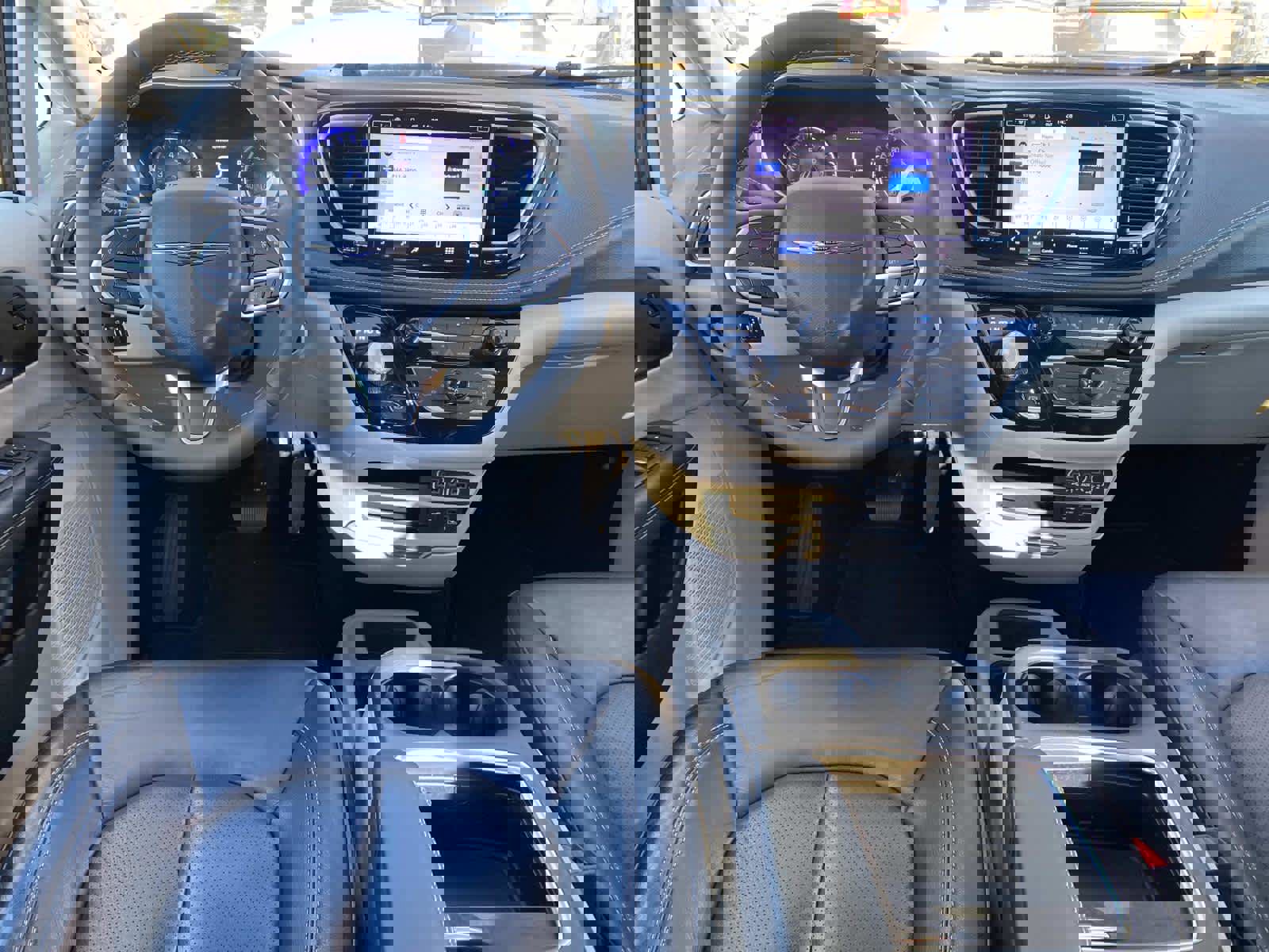 Certified 2022 Chrysler Pacifica Touring-L image 9