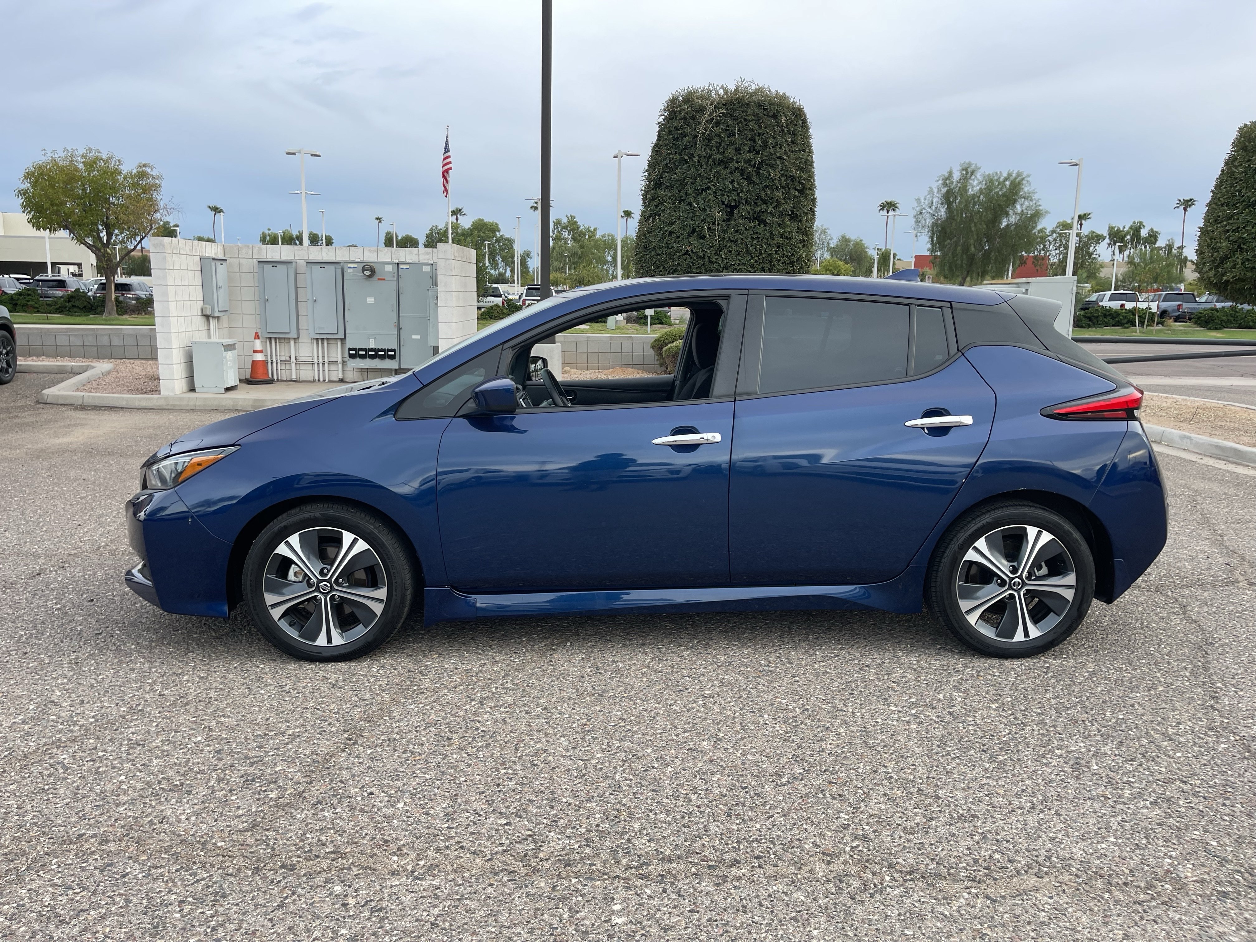Used 2022 Nissan Leaf SV FWD image 3