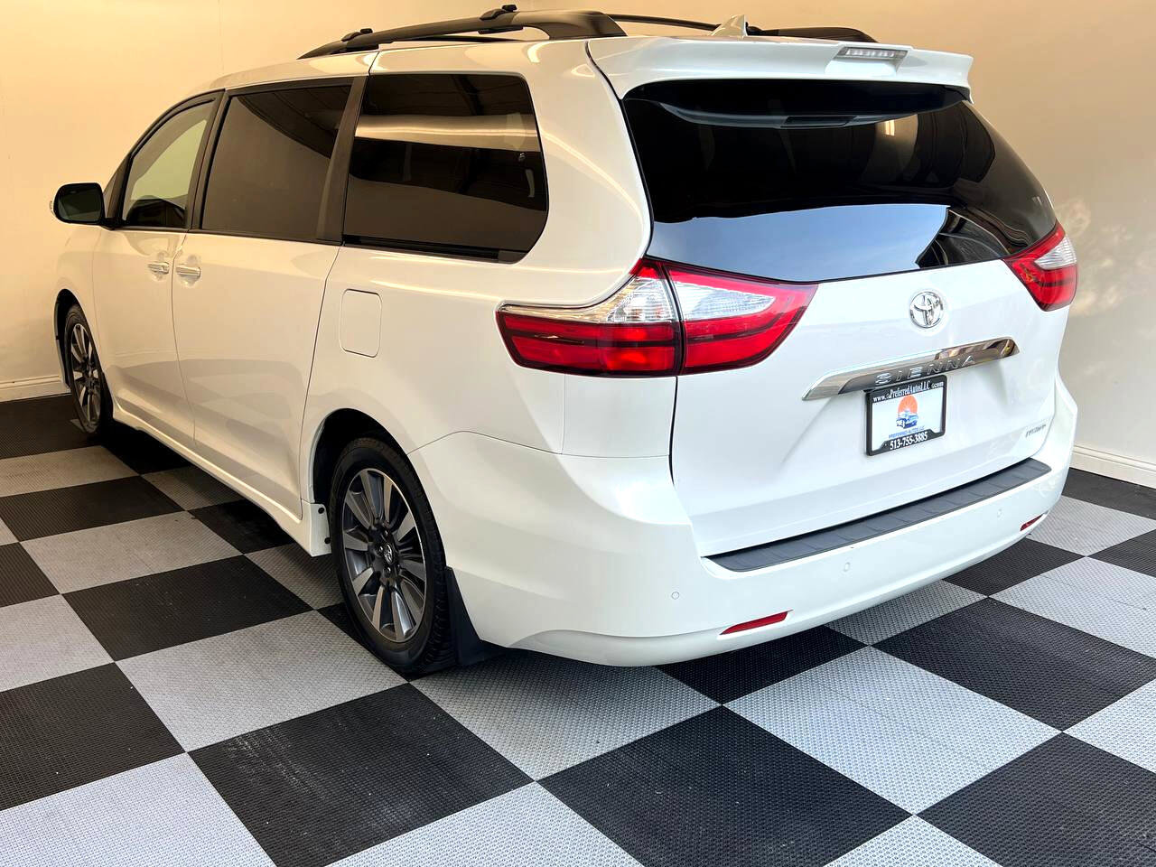 Used 2019 Toyota Sienna XLE image 6