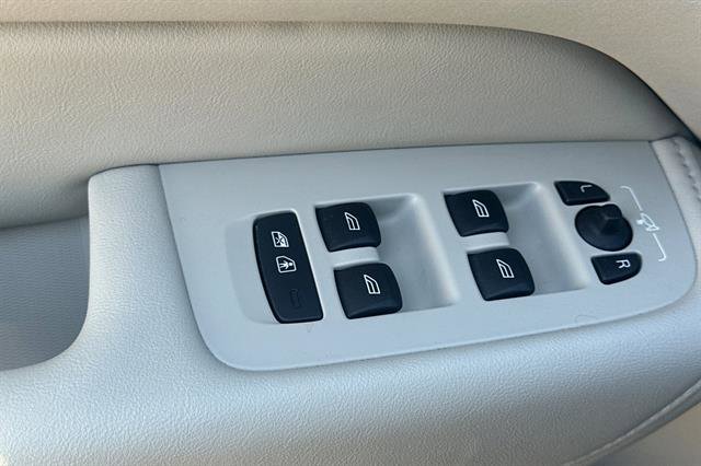 Certified 2023 Volvo XC60 T8 Plus w/ Climate Package image 11