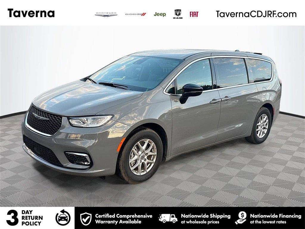 Used 2025 Chrysler Pacifica Select