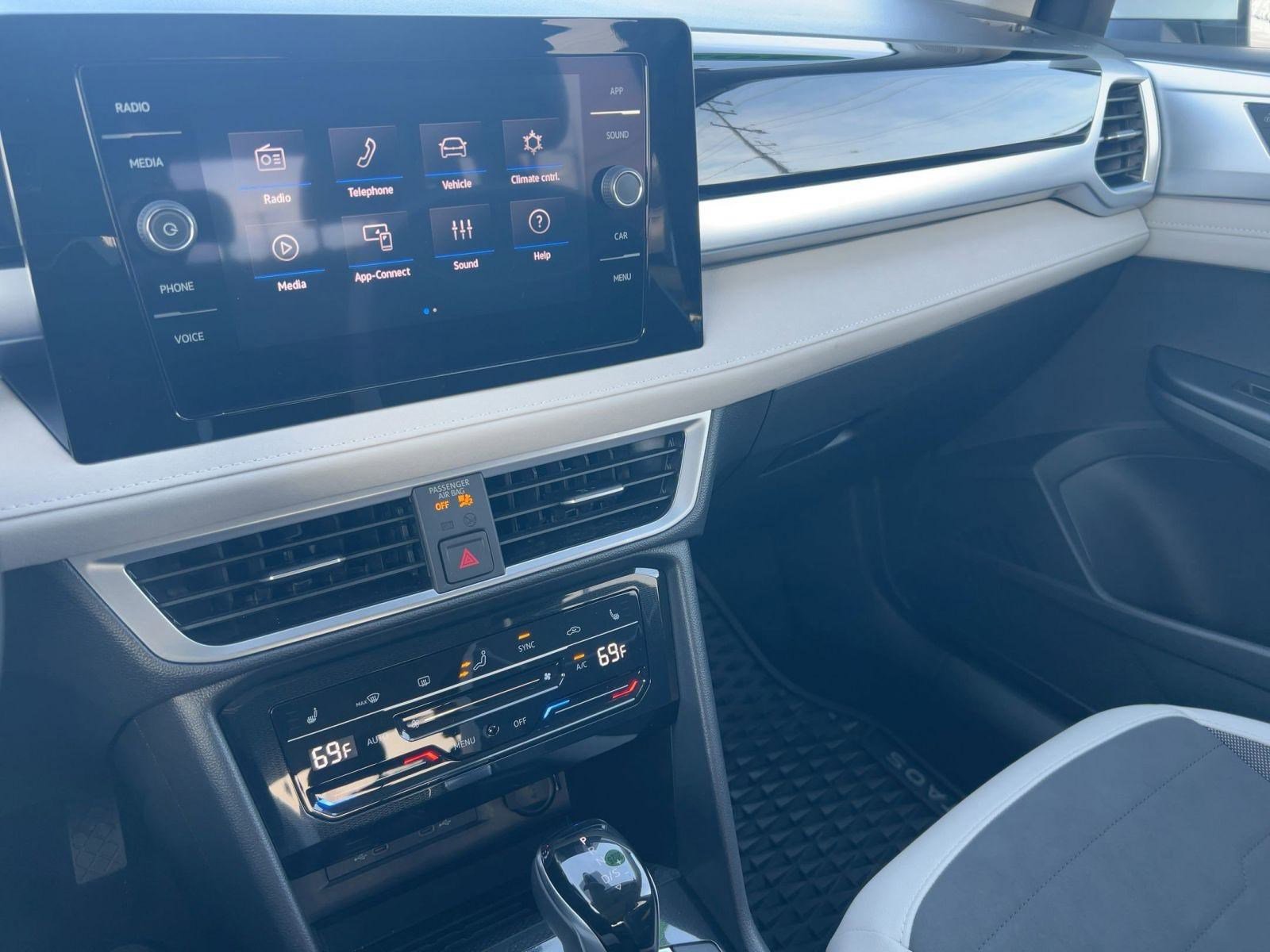 Certified 2025 Volkswagen Taos SE w/ Panoramic Sunroof Package AWD/4WD image 24