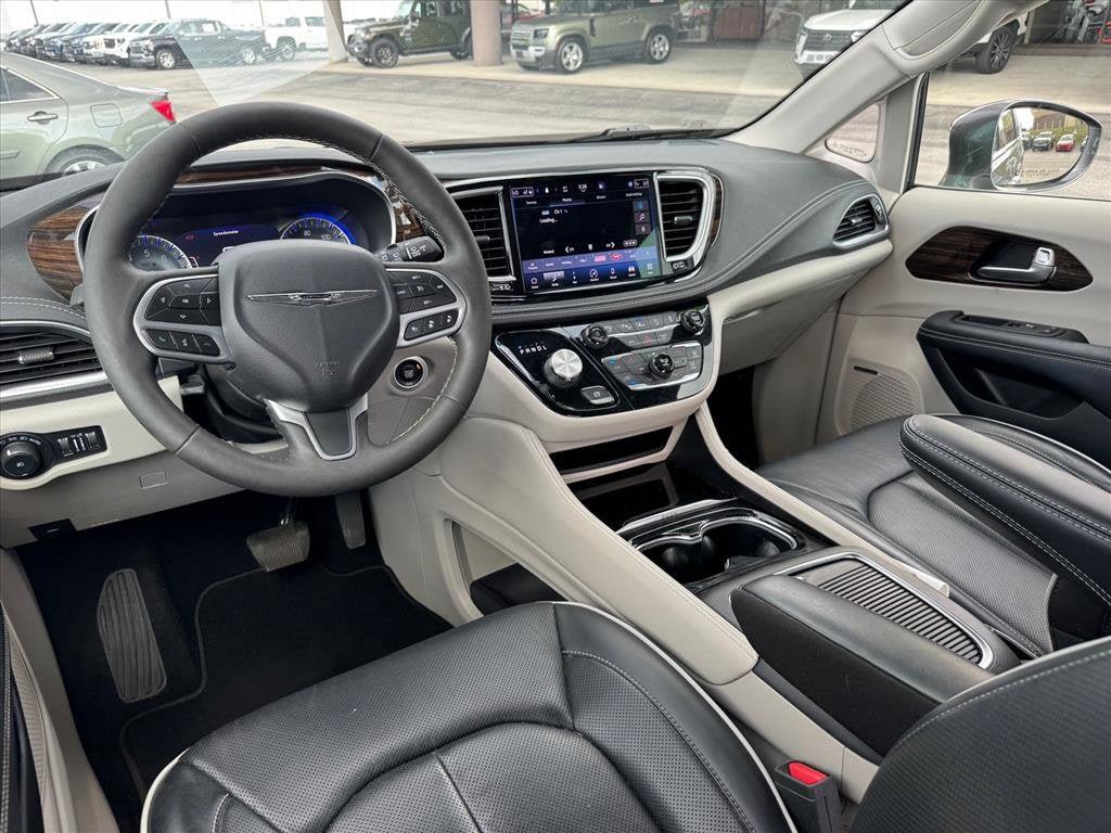 Used 2022 Chrysler Pacifica Limited AWD/4WD image 14