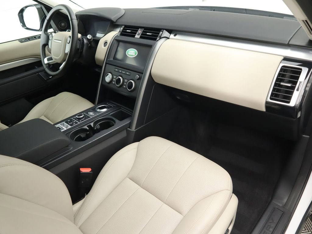 Used 2020 Land Rover Discovery Landmark image 17