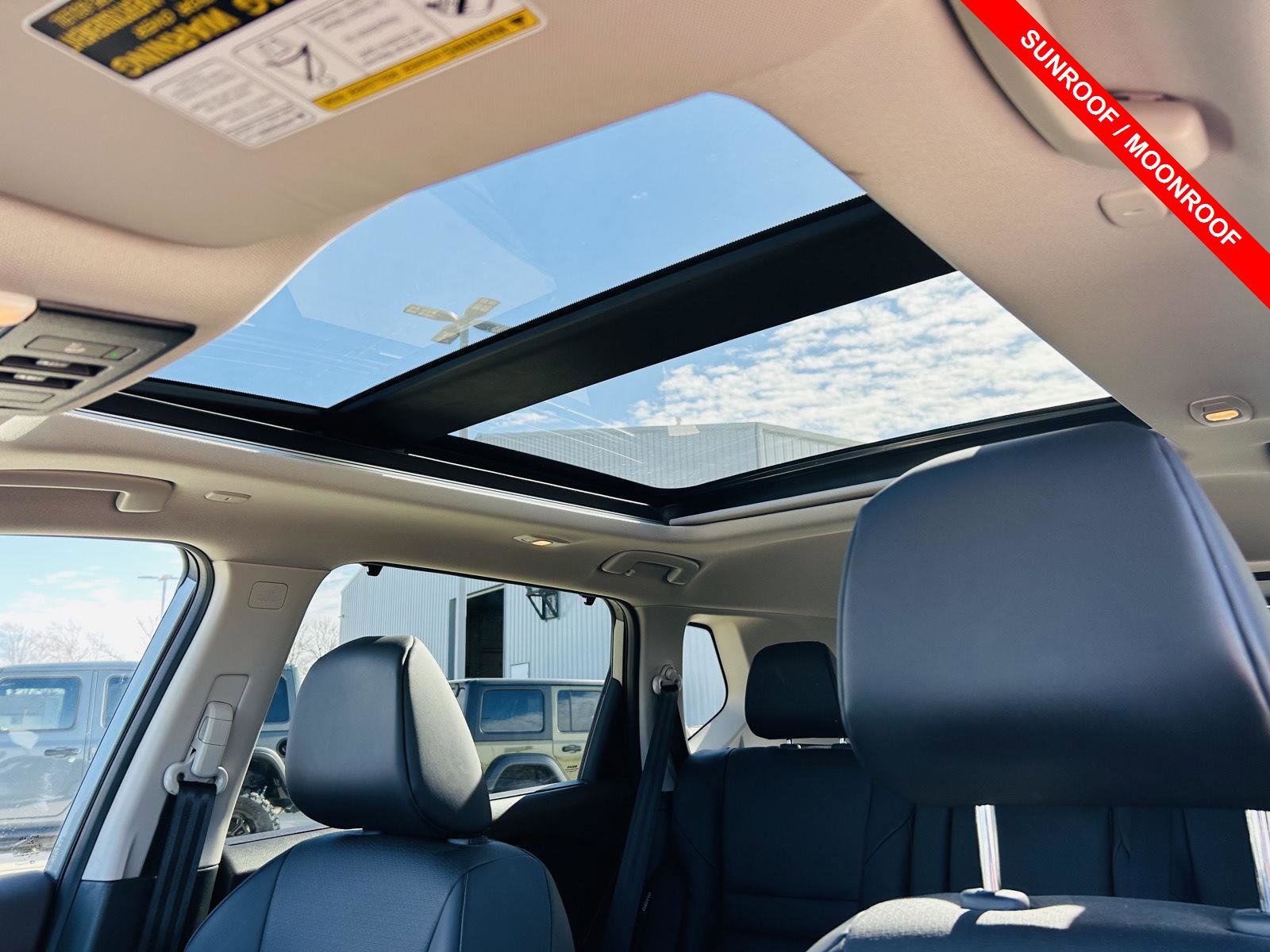 Used 2023 Nissan Rogue SV w/ SV Premium B Package image 4