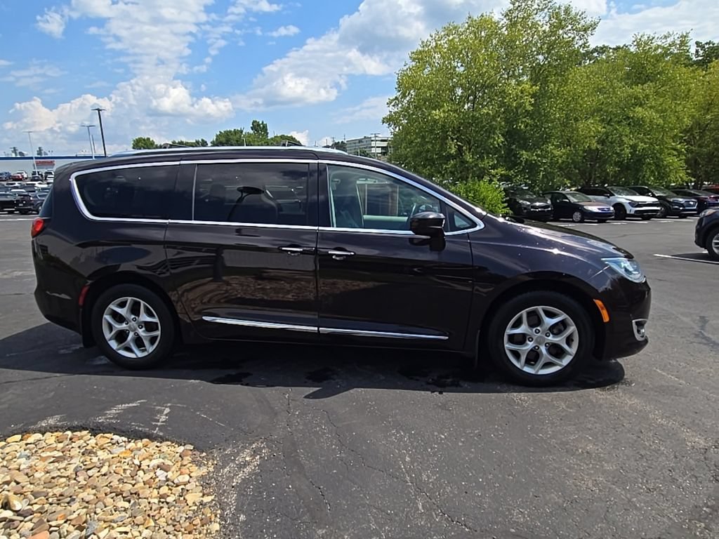 Used 2017 Chrysler Pacifica Touring-L Plus w/ Tire & Wheel Group FWD image 2