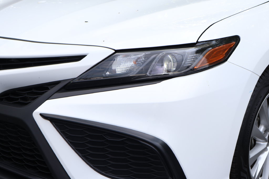 Used 2024 Toyota Camry SE FWD image 3