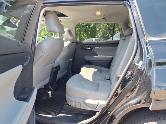 Used 2024 Toyota Highlander XLE AWD/4WD image 10