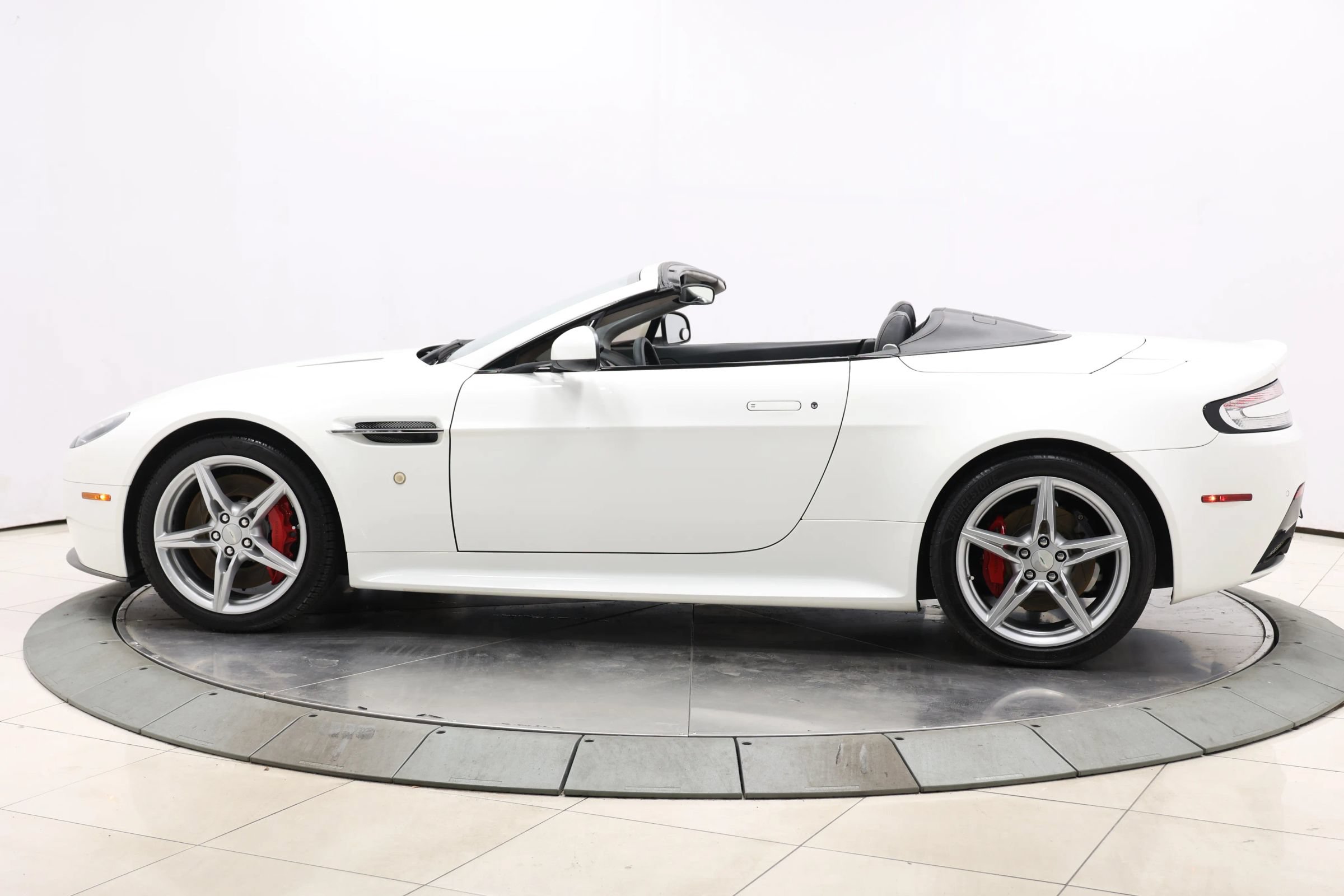 Used 2016 Aston Martin V8 Vantage GT RWD image 7