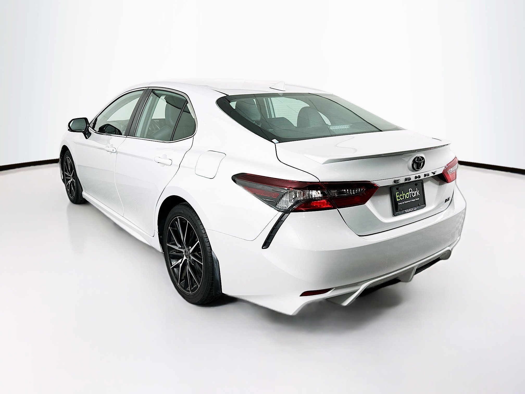 Used 2023 Toyota Camry SE image 5