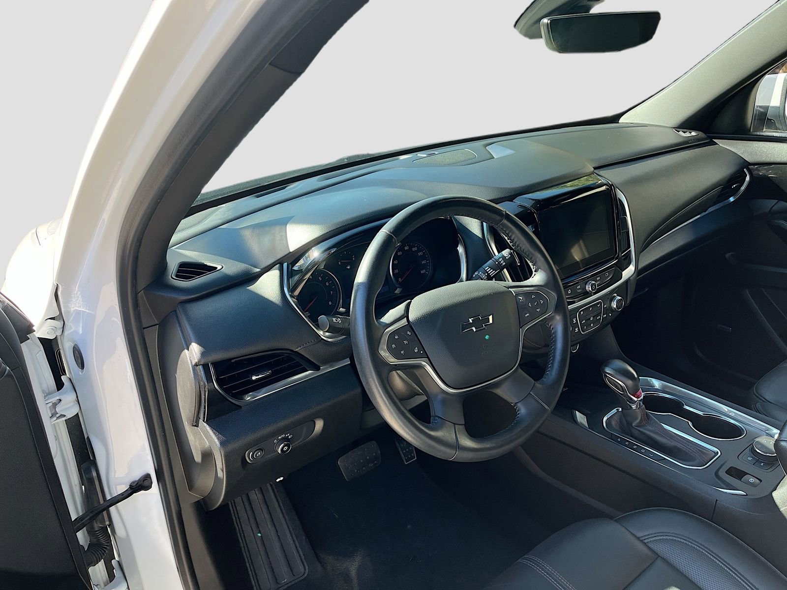 Used 2022 Chevrolet Traverse RS image 9