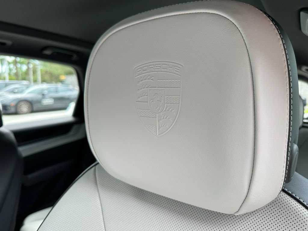 Certified 2025 Porsche Cayenne E-Hybrid AWD/4WD image 18