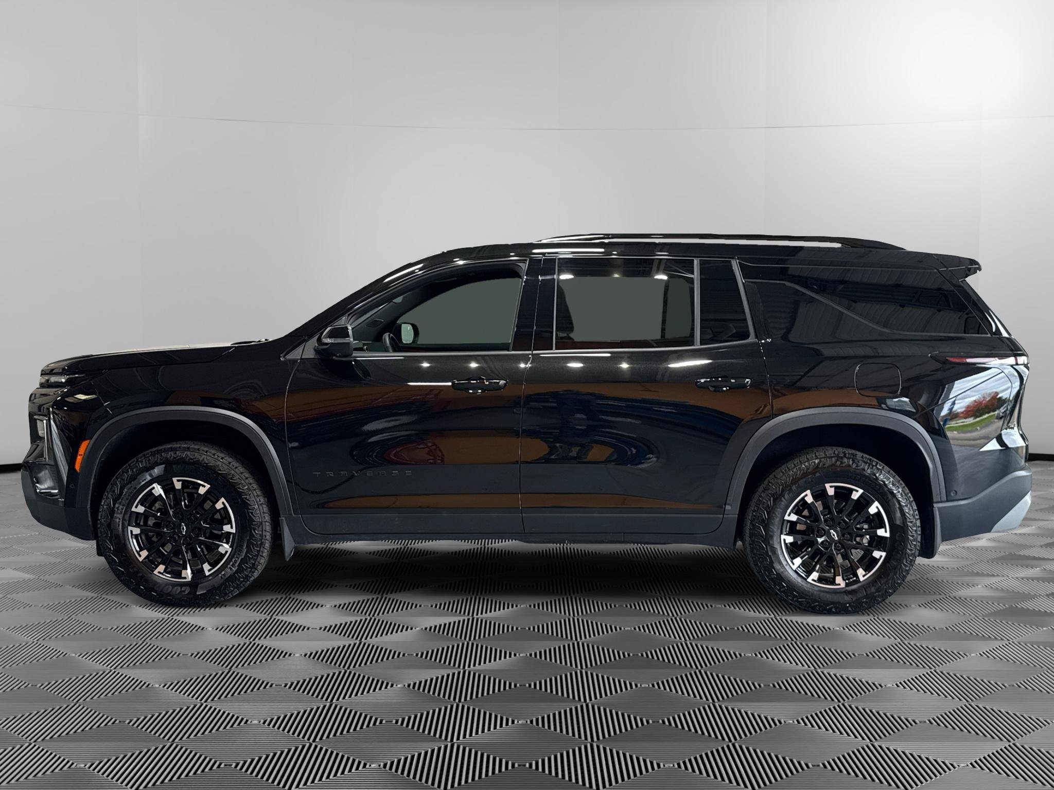Used 2025 Chevrolet Traverse Z71 w/ Enhanced Driving Package AWD/4WD image 2
