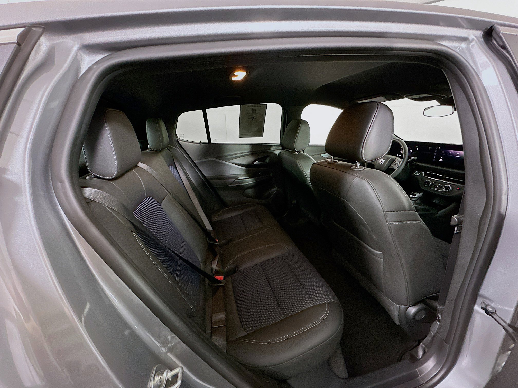 Used 2025 Buick Envista Preferred image 29