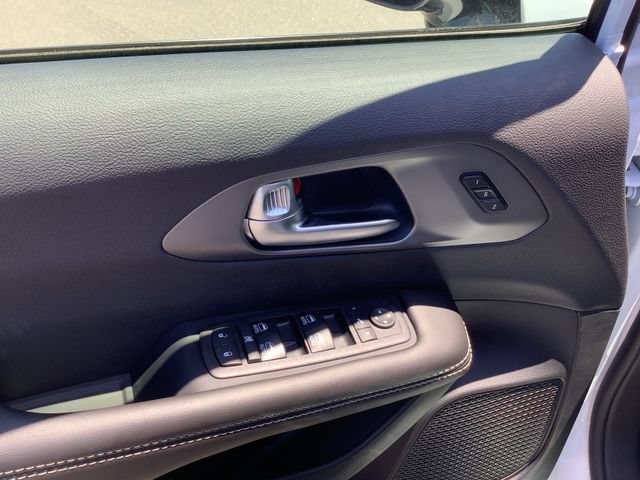 New 2027 Chrysler Pacifica Limited FWD image 10