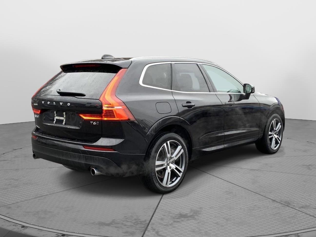 Used 2021 Volvo XC60 T6 Momentum w/ Premium Package image 3