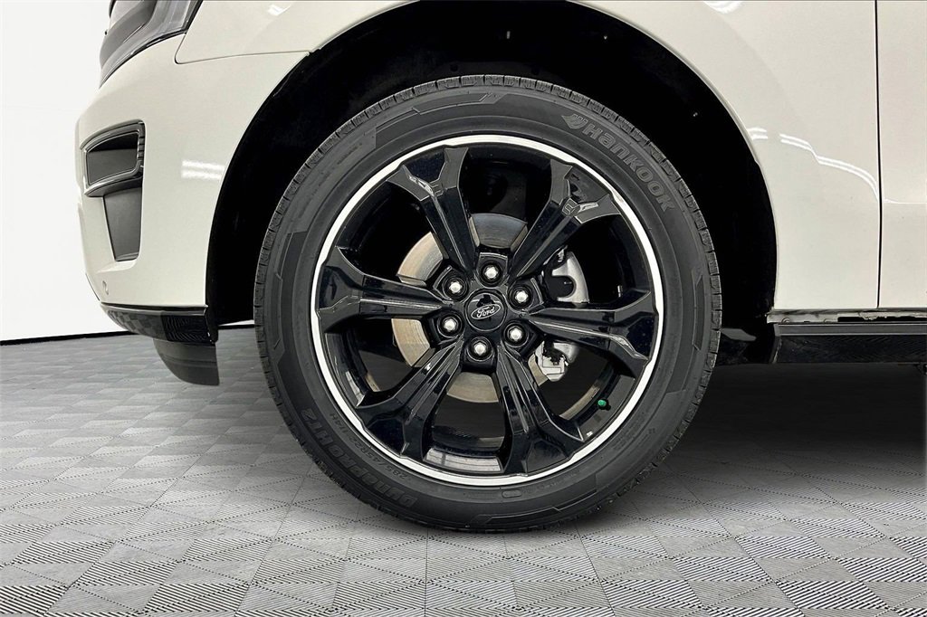 Used 2022 Ford Expedition Max Limited image 9