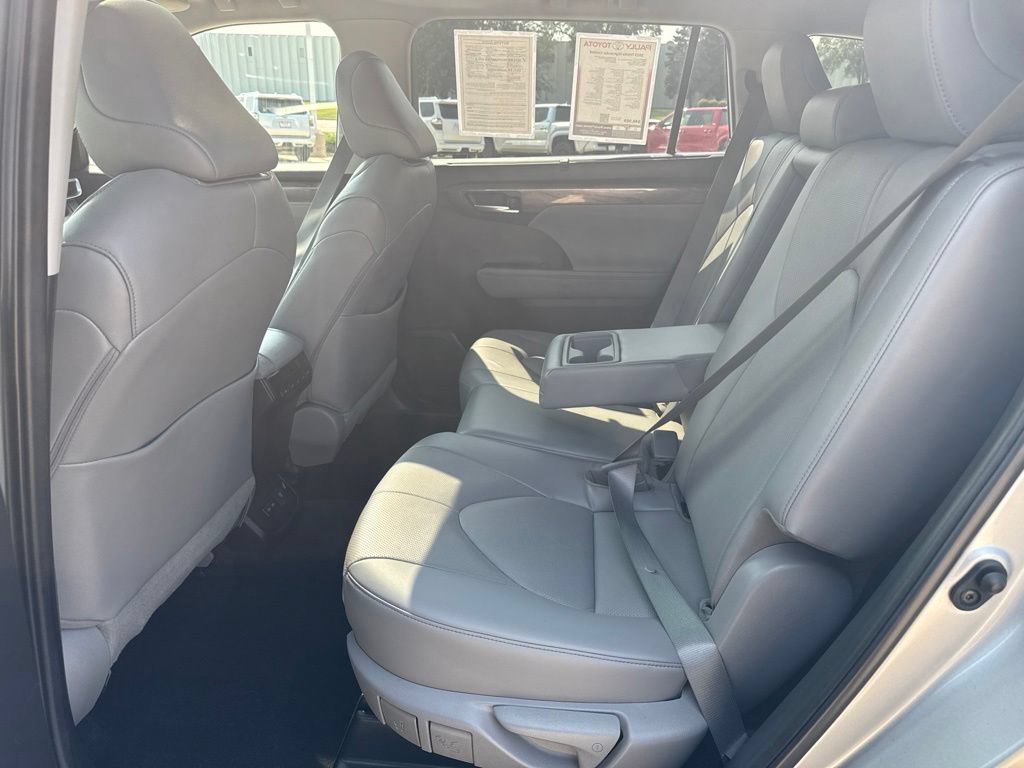 Used 2023 Toyota Highlander Limited AWD/4WD image 10