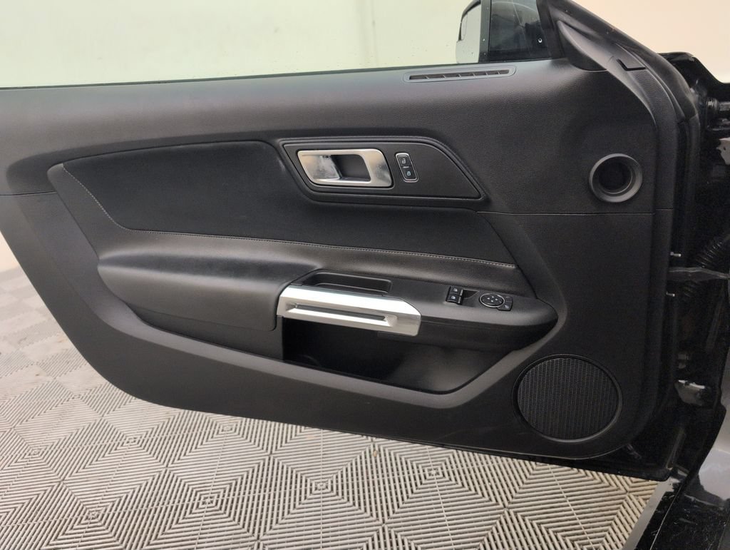 Used 2017 Ford Mustang Coupe RWD image 31