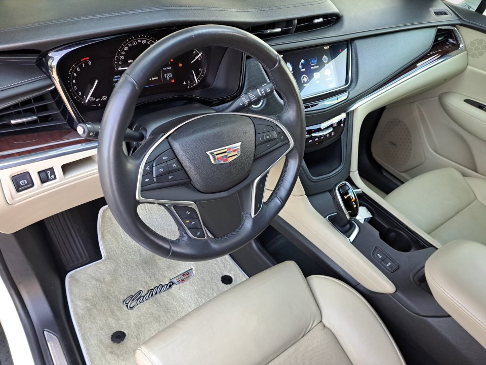 Used 2017 Cadillac XT5 Premium Luxury FWD image 10