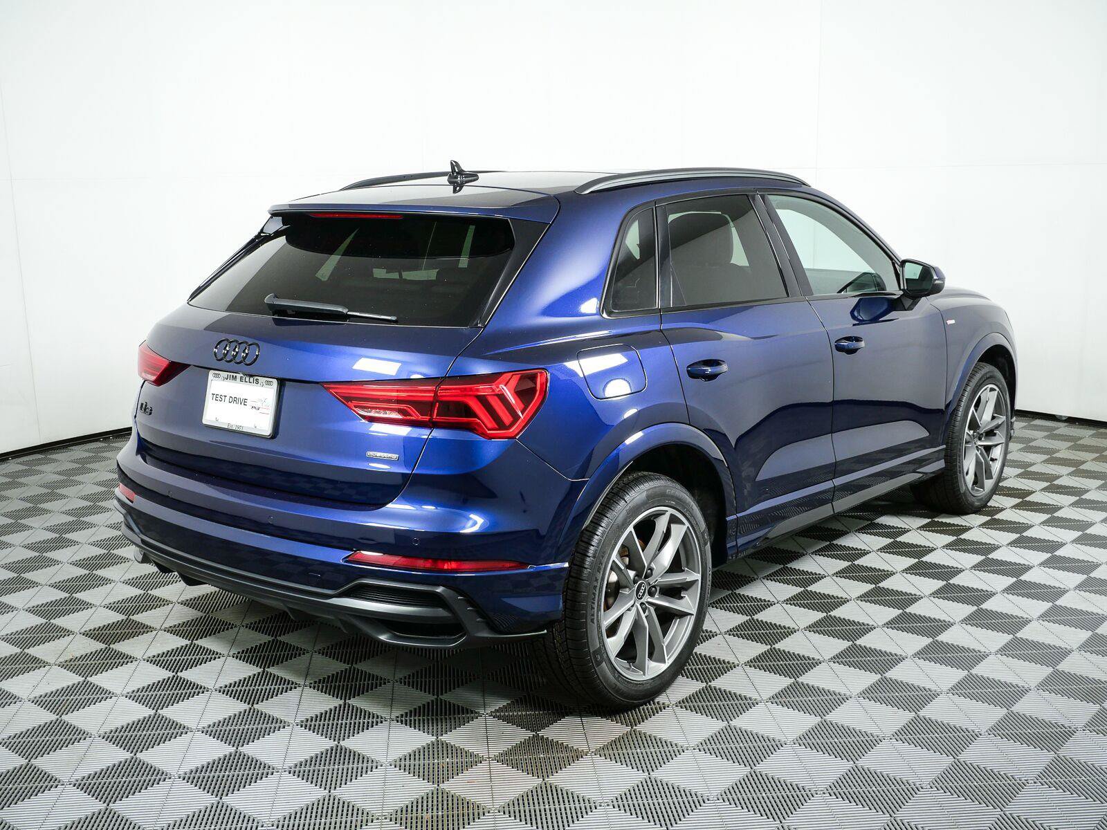 Used 2022 Audi Q3 2.0T Premium Plus w/ Premium Plus Package AWD/4WD image 3