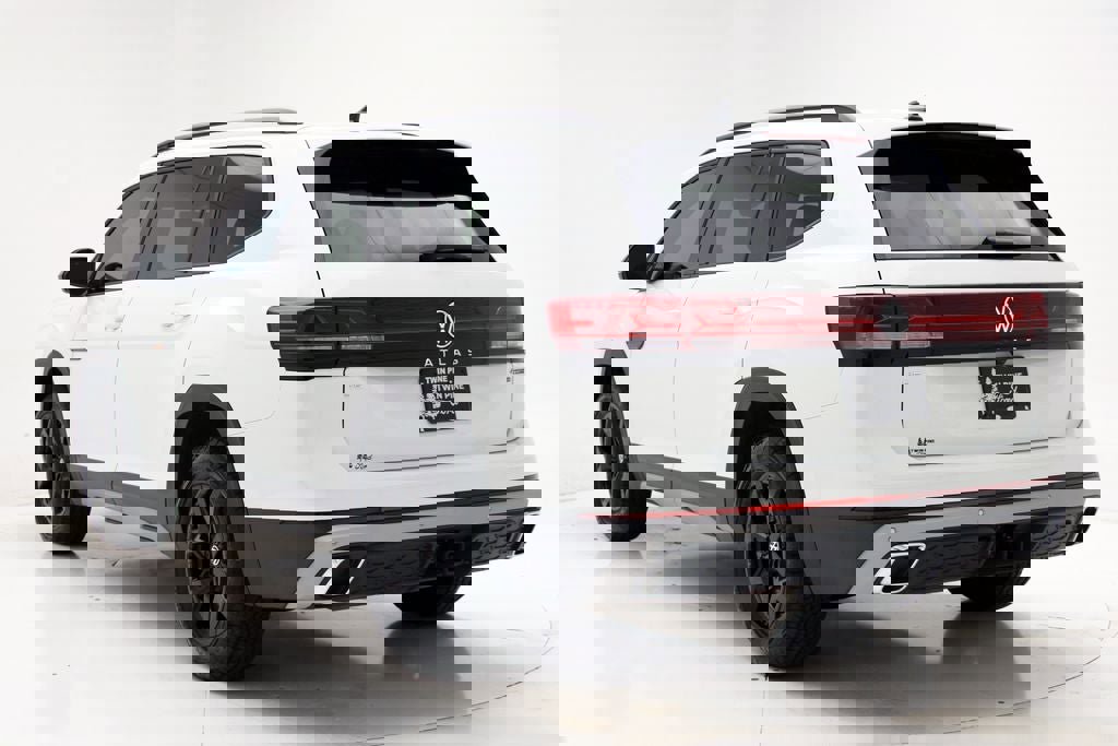 Used 2025 Volkswagen Atlas Peak Edition SE image 7