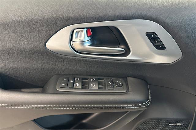 New 2026 Chrysler Pacifica Limited w/ Uconnect Theater Family Group image 8