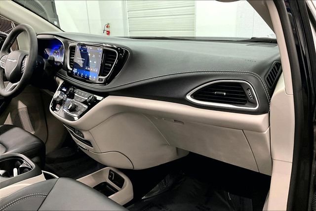 Used 2024 Chrysler Pacifica Touring-L image 19