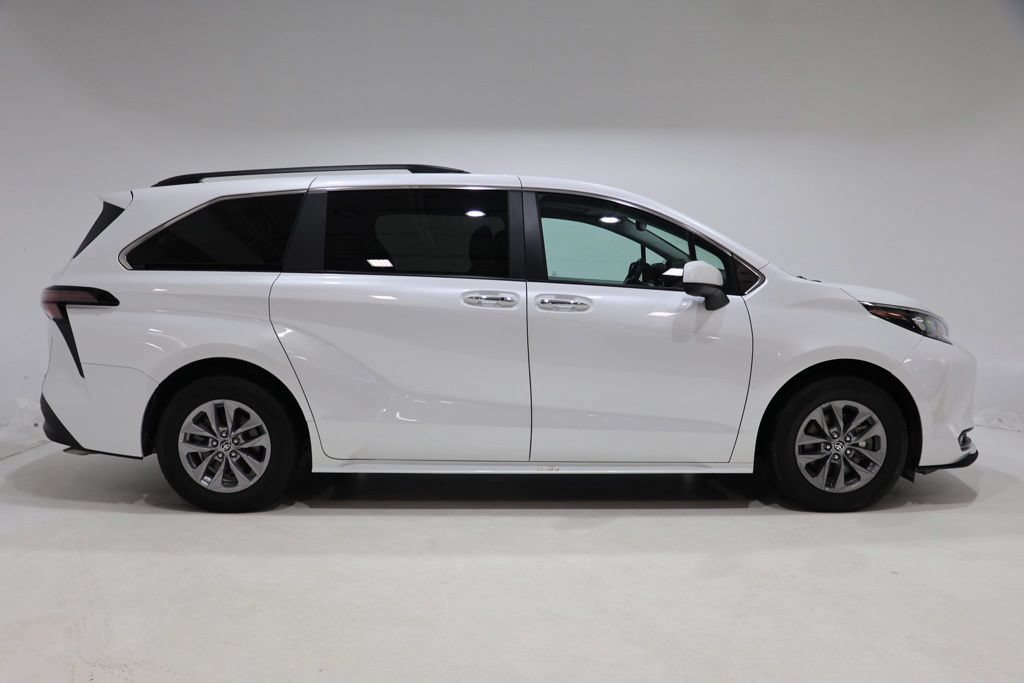 Used 2025 Toyota Sienna XLE w/ XLE Plus Package AWD/4WD image 9