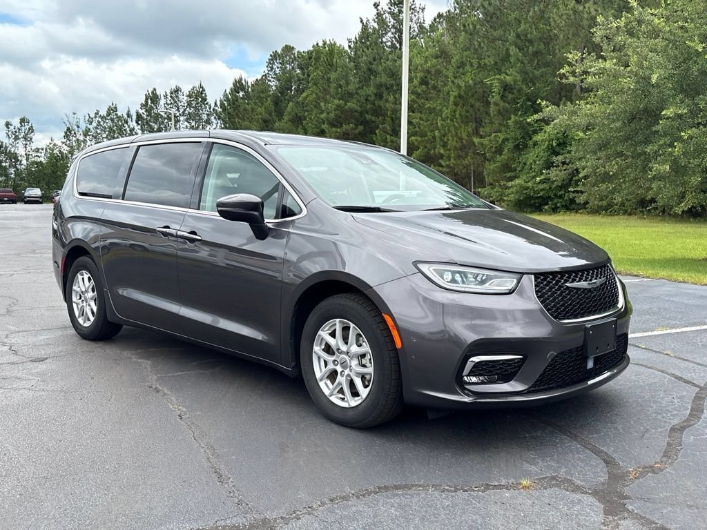 Used 2023 Chrysler Pacifica Touring-L FWD image 33