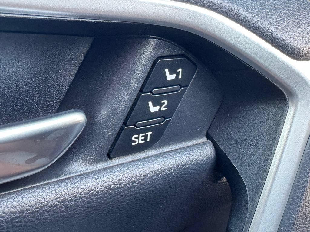 Used 2019 Toyota RAV4 Limited w/ Cold Weather Package FWD image 31