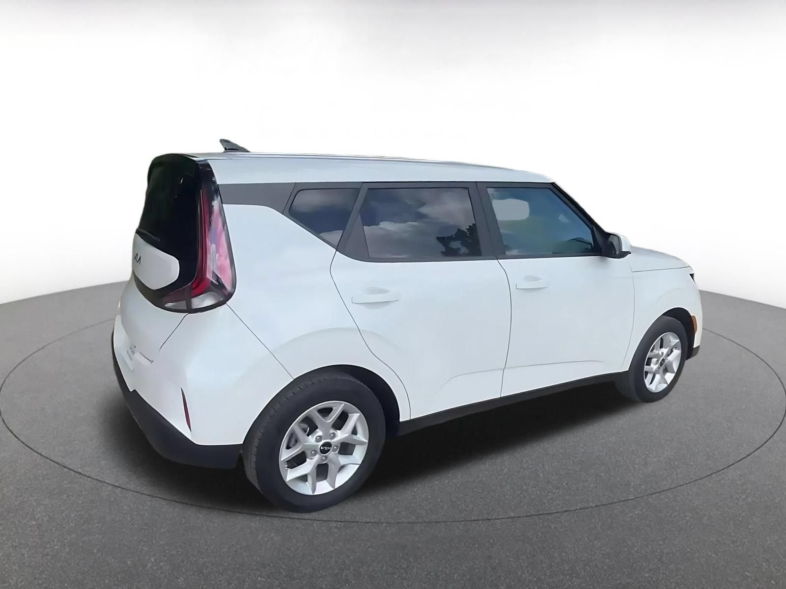 Used 2025 Kia Soul LX w/ LX Technology Package FWD image 14