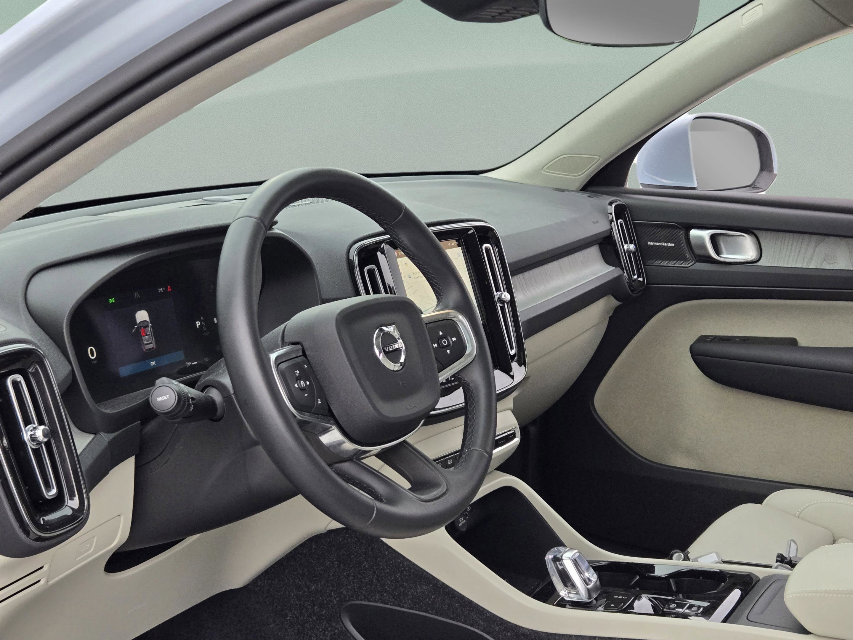 Used 2025 Volvo XC40 B5 Ultra AWD/4WD image 33