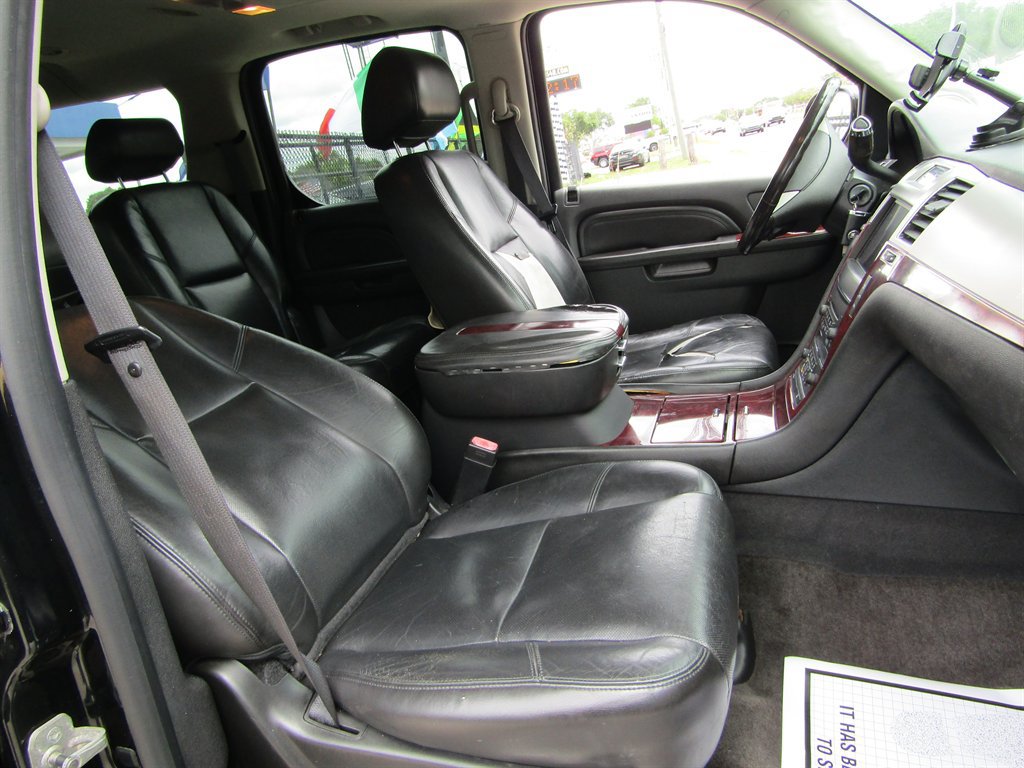 Used 2011 Cadillac Escalade ESV Premium RWD image 5