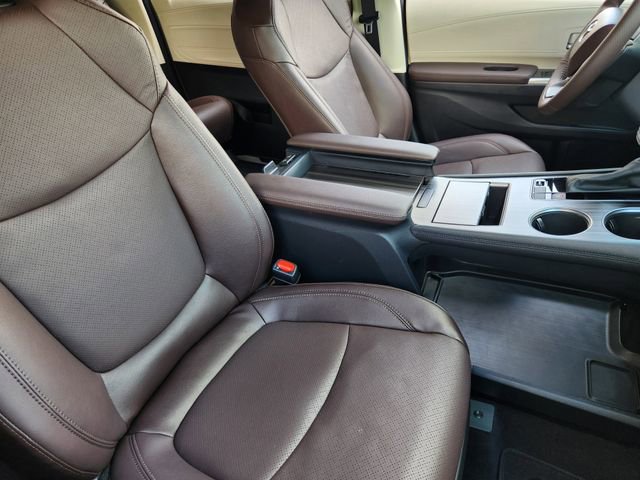 Used 2023 Toyota Sienna Platinum AWD/4WD image 14